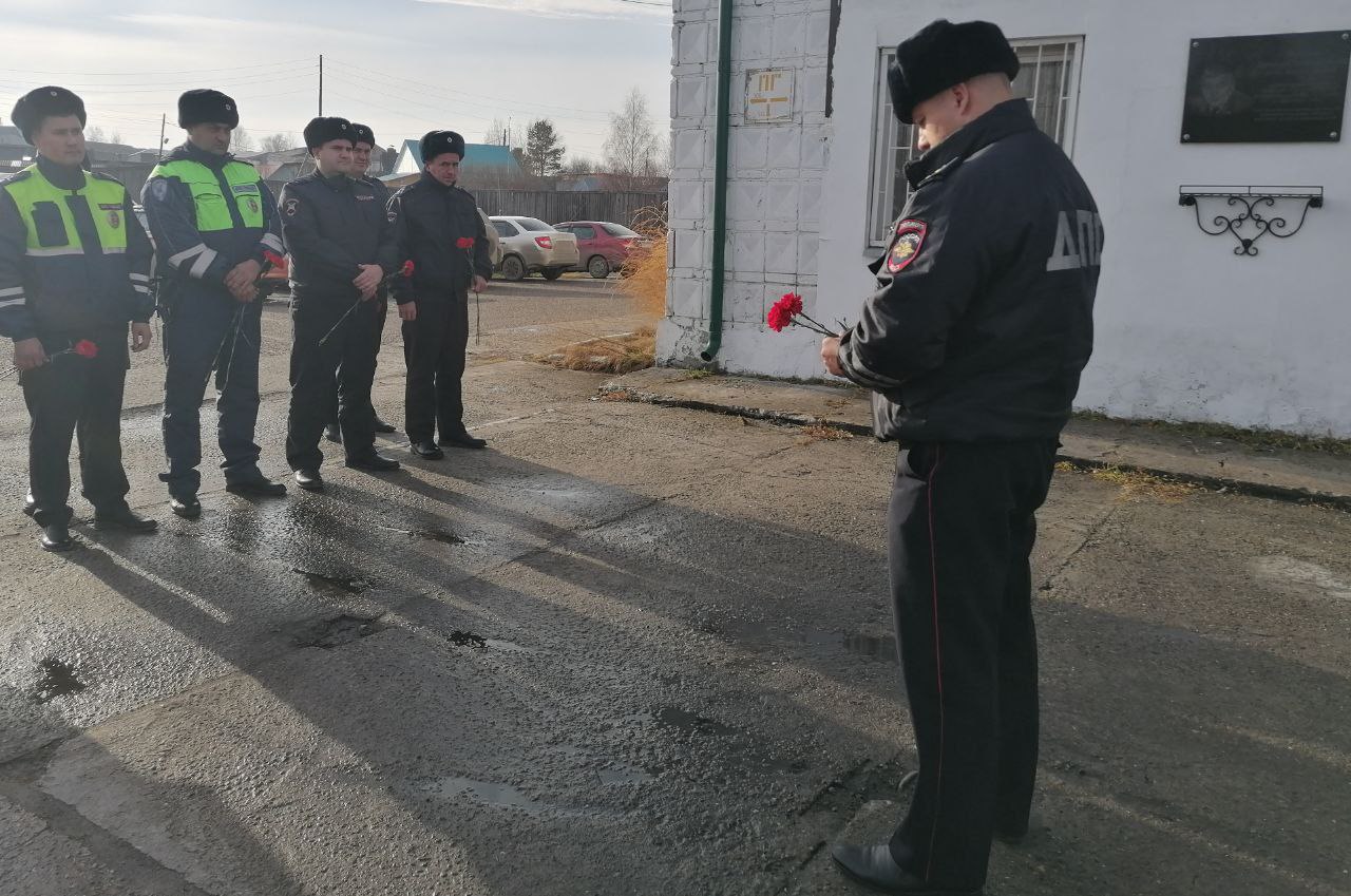 Сотрудники Колпашевской Госавтоинспекции почтили память подполковника милиции Вячеслава Ячменева Сотрудники Колпашевской Госавтоинспекции почтили память подполковника милиции Вячеслава Ячменева