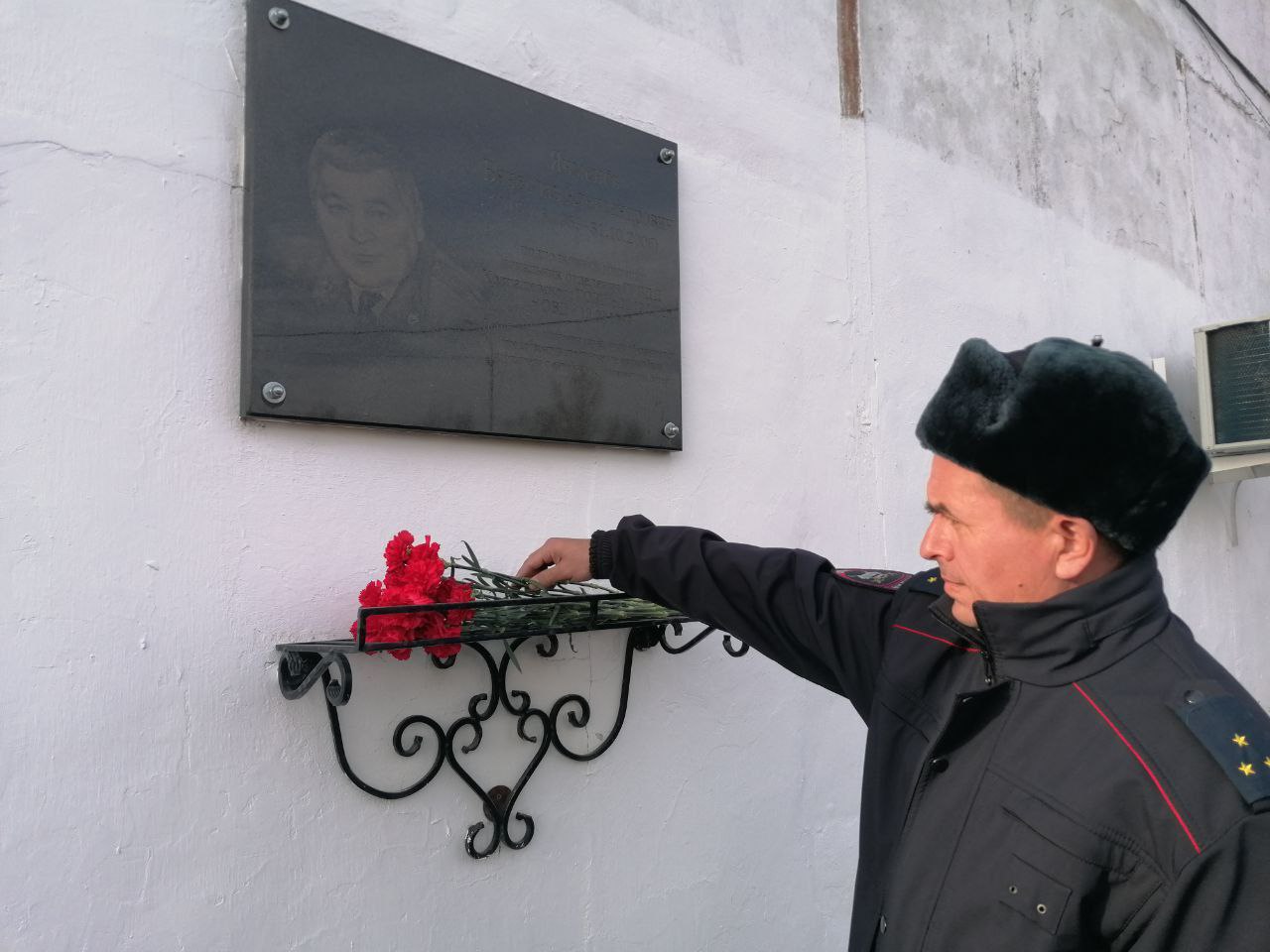 Сотрудники Колпашевской Госавтоинспекции почтили память подполковника милиции Вячеслава Ячменева Сотрудники Колпашевской Госавтоинспекции почтили память подполковника милиции Вячеслава Ячменева