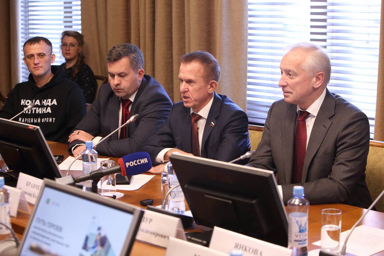 Дмитрий Махиня: Побывал на встрече с волонтерами, организованной губернатором Владимиром Мазуром совместно с руководителями фонда «Защитников Отечества» Дмитрий Махиня: Побывал на встрече с волонтерами, организованной губернатором Владимиром Мазуром совместно с руководителями фонда «Защитников Отечества»