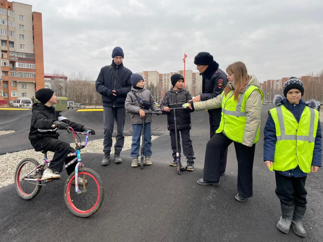 На севере Томской области Стрежевская Госавтоинспекция продолжает популяризацию световозвращающих элементов в рамках акции #Засветись На севере Томской области Стрежевская Госавтоинспекция продолжает популяризацию световозвращающих элементов в рамках акции #Засветись