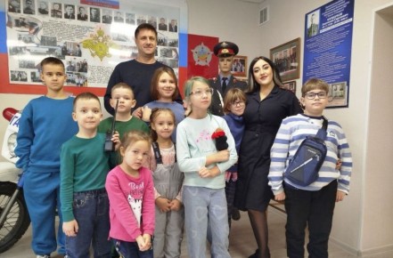 Накануне, сотрудники полиции УМВД России по ЗАТО г. Северск совместно с председателем Совета ветеранов УМВД России по ЗАТО г. Северск провели познавательную экскурсию для воспитанников детского клуба «Джуниор».