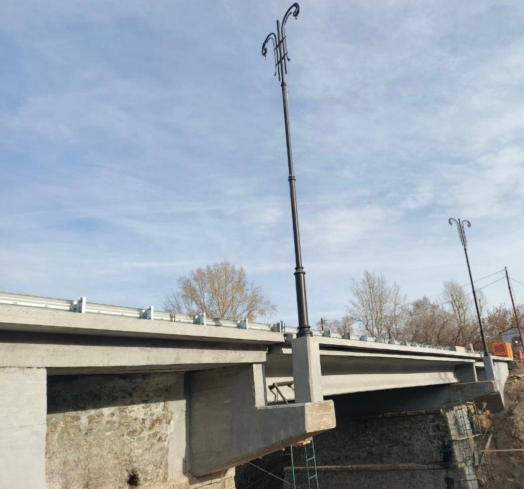 Дмитрий Махиня: На Аптекарском мосту сегодня подрядчик установил опоры освещения Дмитрий Махиня: На Аптекарском мосту сегодня подрядчик установил опоры освещения