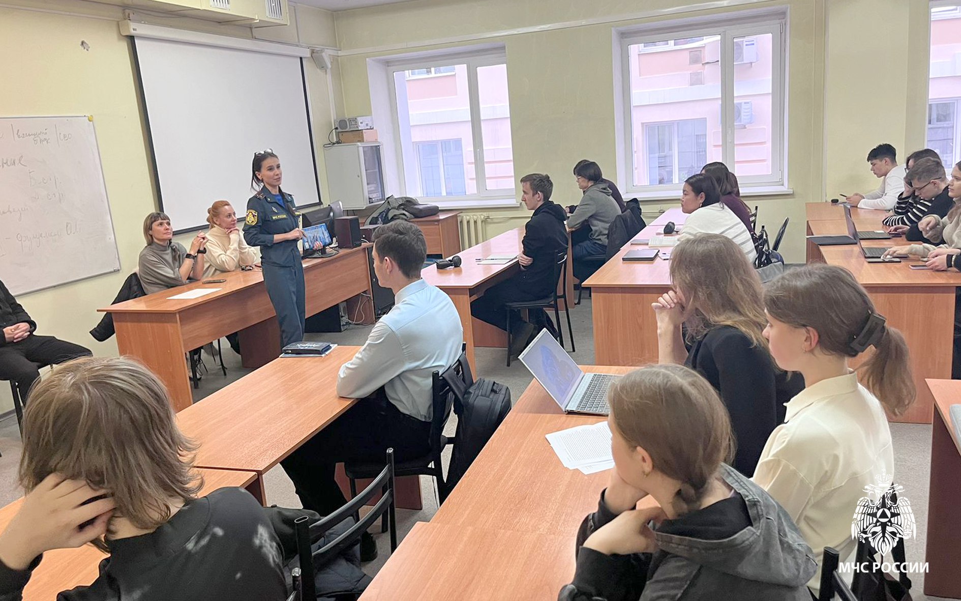 Сотрудники МЧС России проводят лекции по пожарной безопасности для студентов ТГУ Сотрудники МЧС России проводят лекции по пожарной безопасности для студентов ТГУ