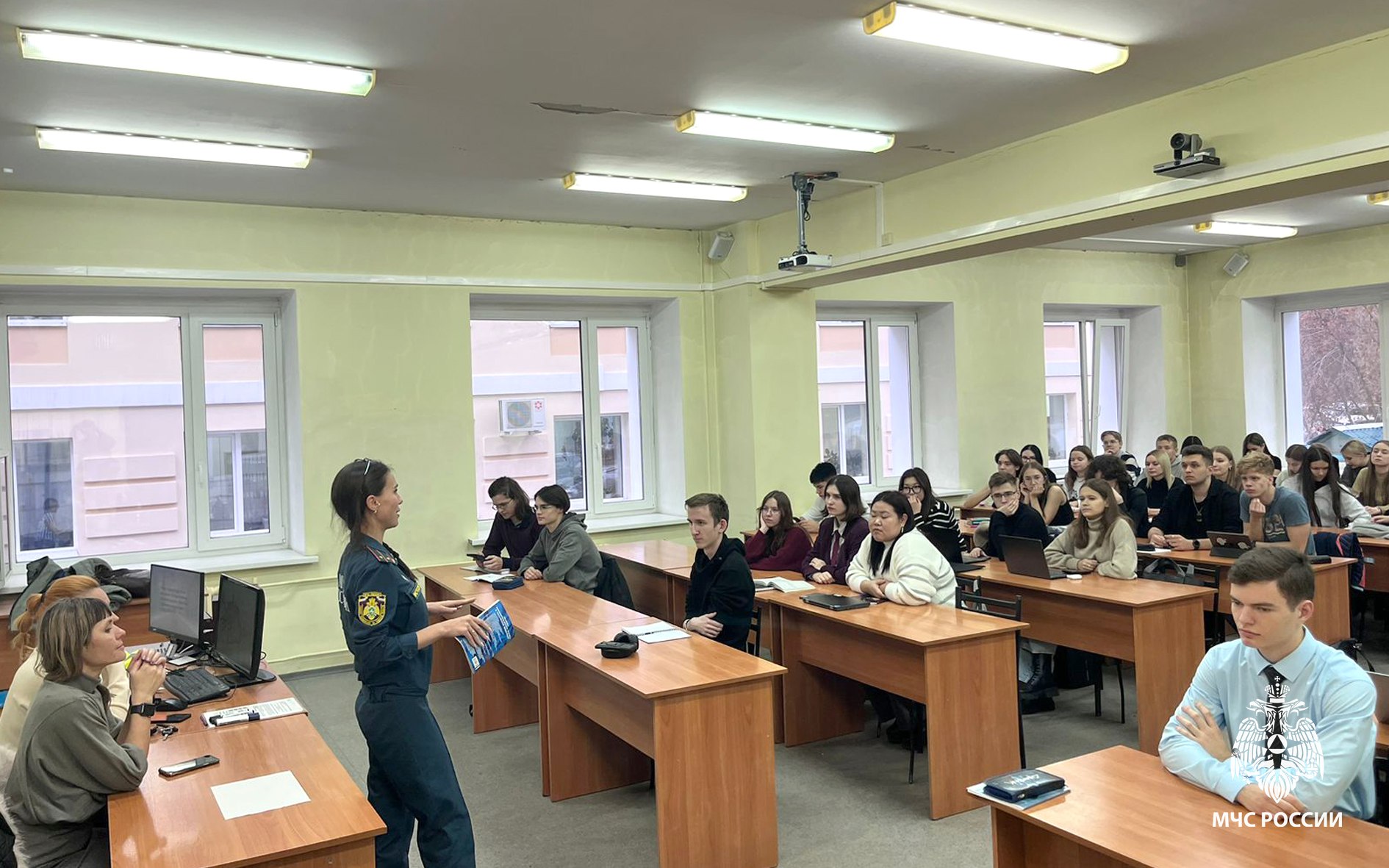 Сотрудники МЧС России проводят лекции по пожарной безопасности для студентов ТГУ Сотрудники МЧС России проводят лекции по пожарной безопасности для студентов ТГУ