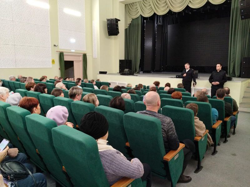 Начальник ОБК УМВД России по Томской подполковник полиции Анатолий Комаров посетил г. Асино Томской области, где провел беседу с гражданами на тему профилактики мошенничества Начальник ОБК УМВД России по Томской подполковник полиции Анатолий Комаров посетил г. Асино Томской области, где провел беседу с гражданами на тему профилактики мошенничества