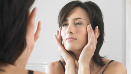 Откажитесь от этих бьюти-средств после 45 лет: коже требуется другой уход