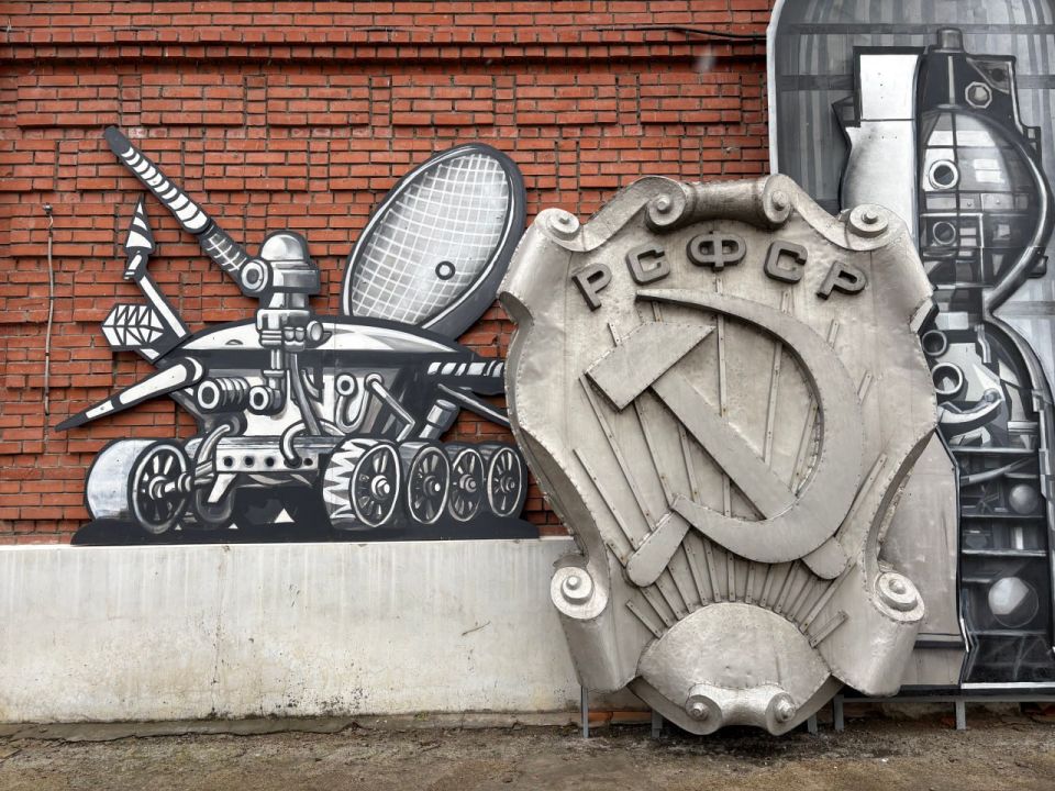 Космос теперь ближе. В честь 75-летия планетария в Томске появился новый арт-объект — «космический» ассамбляж от художника Ильи Маломощенко Космос теперь ближе. В честь 75-летия планетария в Томске появился новый арт-объект — «космический» ассамбляж от художника Ильи Маломощенко