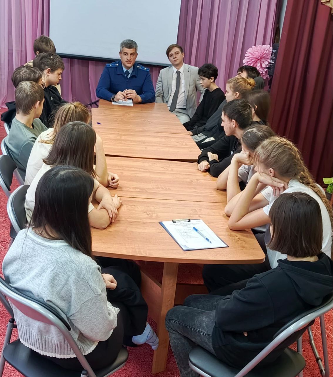 В Томской области представители прокуратуры проводят просветительские встречи с учащимися В Томской области представители прокуратуры проводят просветительские встречи с учащимися