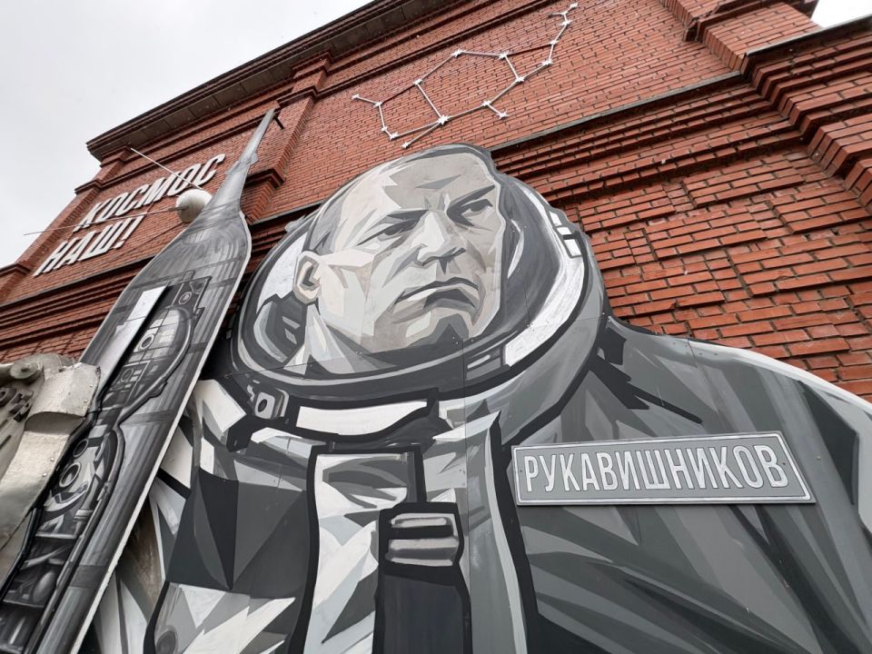 Космос теперь ближе. В честь 75-летия планетария в Томске появился новый арт-объект — «космический» ассамбляж от художника Ильи Маломощенко Космос теперь ближе. В честь 75-летия планетария в Томске появился новый арт-объект — «космический» ассамбляж от художника Ильи Маломощенко