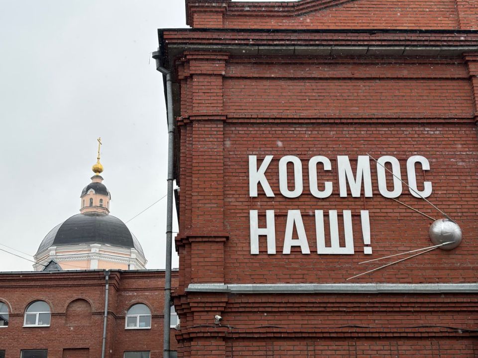 Космос теперь ближе. В честь 75-летия планетария в Томске появился новый арт-объект — «космический» ассамбляж от художника Ильи Маломощенко Космос теперь ближе. В честь 75-летия планетария в Томске появился новый арт-объект — «космический» ассамбляж от художника Ильи Маломощенко