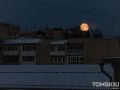 Полная луна освещает путь томичам к выходным