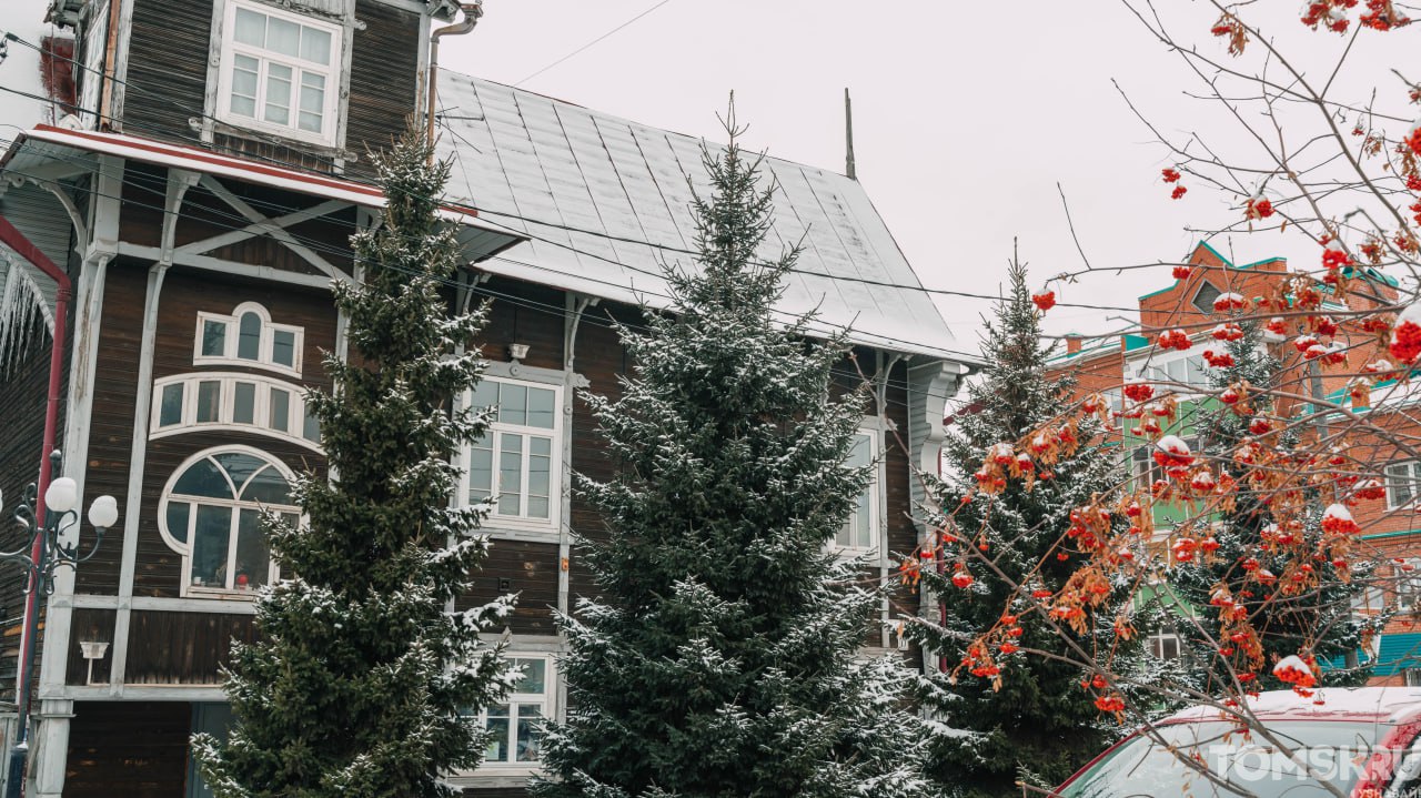 Доброе утро, Томск. Для кого-то утро началось с расчистки машины и осторожных шагов по гололеду, а кто-то увидел в этом первые нотки зимней сказки