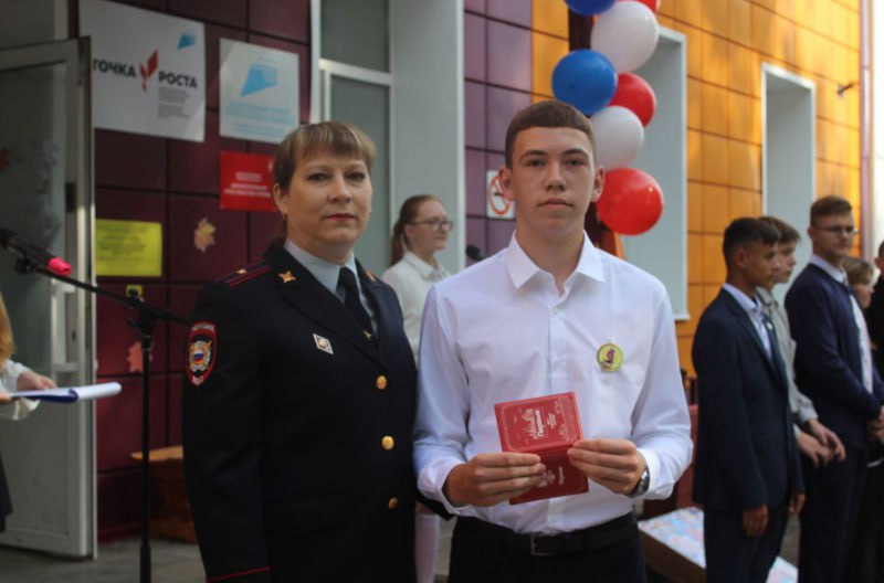В преддверии Дня народного единства в Томской области состоялись церемонии вручения первых паспортов школьникам В преддверии Дня народного единства в Томской области состоялись церемонии вручения первых паспортов школьникам