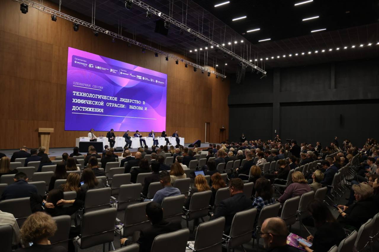 Замглавы Минобрнауки России Денис Секиринский принял участие в пленарной сессии выставки «Химия-2025» Замглавы Минобрнауки России Денис Секиринский принял участие в пленарной сессии выставки «Химия-2025»