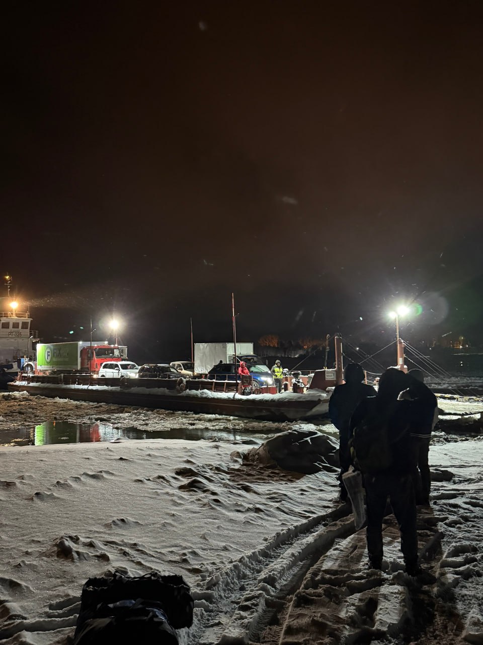 Коллапс на паромной переправе: томичи вынуждены идти пешком по льду