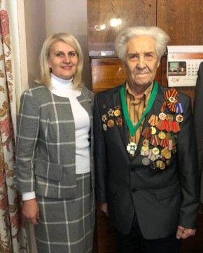 Депутат Алла Волкова совместно с представителями администрации Ленинского района и Совета ветеранов поздравила с