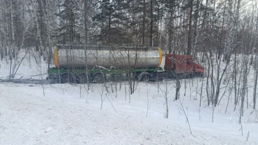 Грузовик с цистерной вылетел с трассы после столкновения с "Ладой"