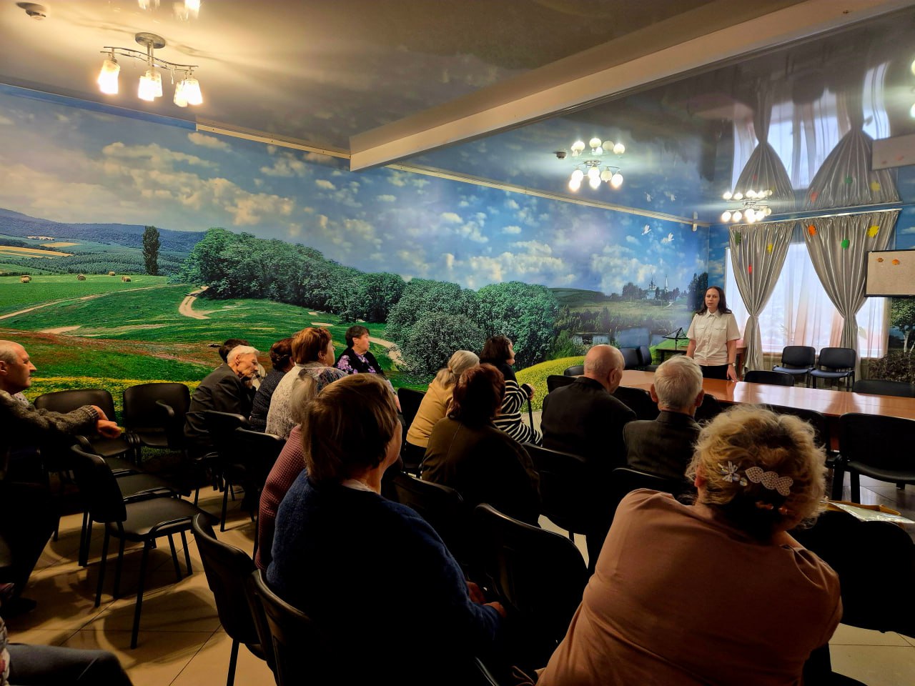 Сотрудники ОБК УМВД России по Томской области провели встречу на тему профилактики мошенничества в Специализированном доме ветеранов