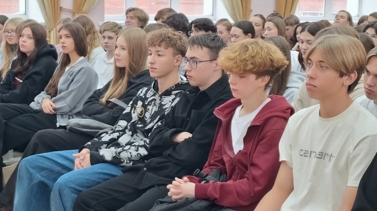 В Томске сотрудник регионального ведомства провел лекцию для школьников В Томске сотрудник регионального ведомства провел лекцию для школьников