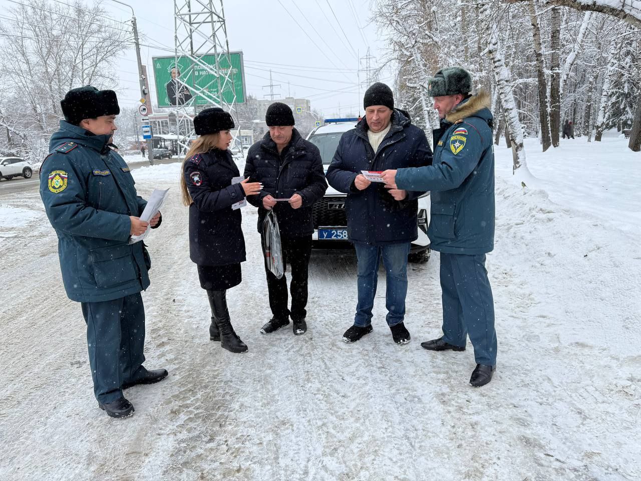 В канун Дня памяти жертв дорожно-транспортных происшествий, в городе Томске сотрудники Госавтоинспекции и МЧС демонстрировали профилактические видеоролики с помощью мобильного комплекса информирования населения МЧС России В канун Дня памяти жертв дорожно-транспортных происшествий, в городе Томске сотрудники Госавтоинспекции и МЧС демонстрировали профилактические видеоролики с помощью мобильного комплекса информирования населения МЧС России