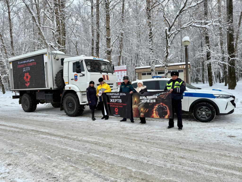 Сегодня, в День памяти жертв дорожно-транспортных происшествий, в городе Томске сотрудники Госавтоинспекции и МЧС демонстрировали профилактические видеоролики с помощью мобильного комплекса информирования населения МЧС России Сегодня, в День памяти жертв дорожно-транспортных происшествий, в городе Томске сотрудники Госавтоинспекции и МЧС демонстрировали профилактические видеоролики с помощью мобильного комплекса информирования населения МЧС России