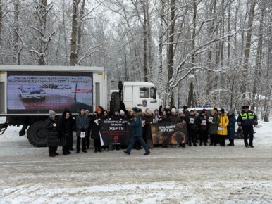 Сегодня, в День памяти жертв дорожно-транспортных происшествий, в городе Томске сотрудники Госавтоинспекции и МЧС демонстрировали профилактические видеоролики с помощью мобильного комплекса информирования населения МЧС России