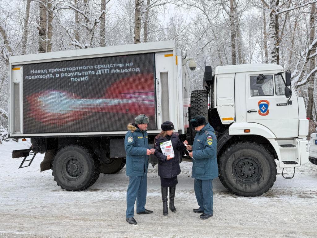Сегодня, в День памяти жертв дорожно-транспортных происшествий, в городе Томске сотрудники Госавтоинспекции и МЧС демонстрировали профилактические видеоролики с помощью мобильного комплекса информирования населения МЧС России Сегодня, в День памяти жертв дорожно-транспортных происшествий, в городе Томске сотрудники Госавтоинспекции и МЧС демонстрировали профилактические видеоролики с помощью мобильного комплекса информирования населения МЧС России