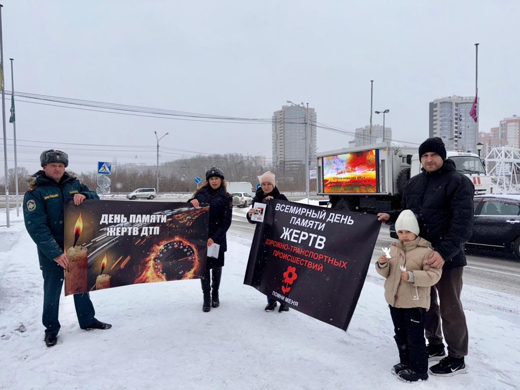 Сегодня, в День памяти жертв дорожно-транспортных происшествий, в городе Томске сотрудники Госавтоинспекции и МЧС демонстрировали профилактические видеоролики с помощью мобильного комплекса информирования населения МЧС России Сегодня, в День памяти жертв дорожно-транспортных происшествий, в городе Томске сотрудники Госавтоинспекции и МЧС демонстрировали профилактические видеоролики с помощью мобильного комплекса информирования населения МЧС России