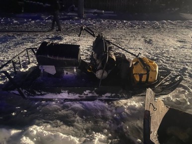 Верхнекетский район. 15 ноября 2025 года около 23 часов 50 минут в поселке Степановка на улице Таежная, 8, 41-летний мужчина-водитель, управляя снегоходом «Буран», по предварительной информации, совершил наезд на стоящий по...