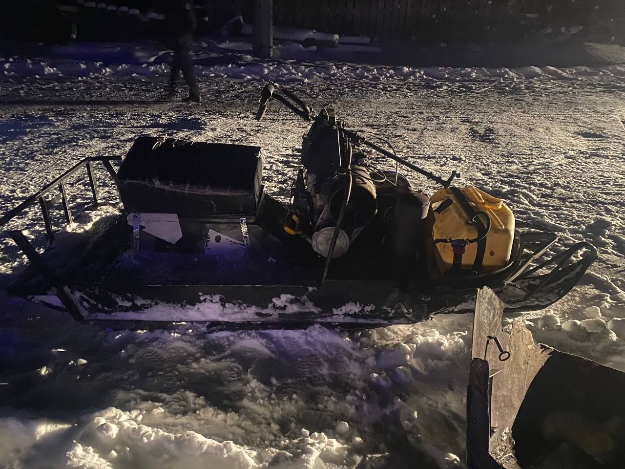 Верхнекетский район. 15 ноября 2025 года около 23 часов 50 минут в поселке Степановка на улице Таежная, 8, 41-летний мужчина-водитель, управляя снегоходом «Буран», по предварительной информации, совершил наезд на стоящий по...