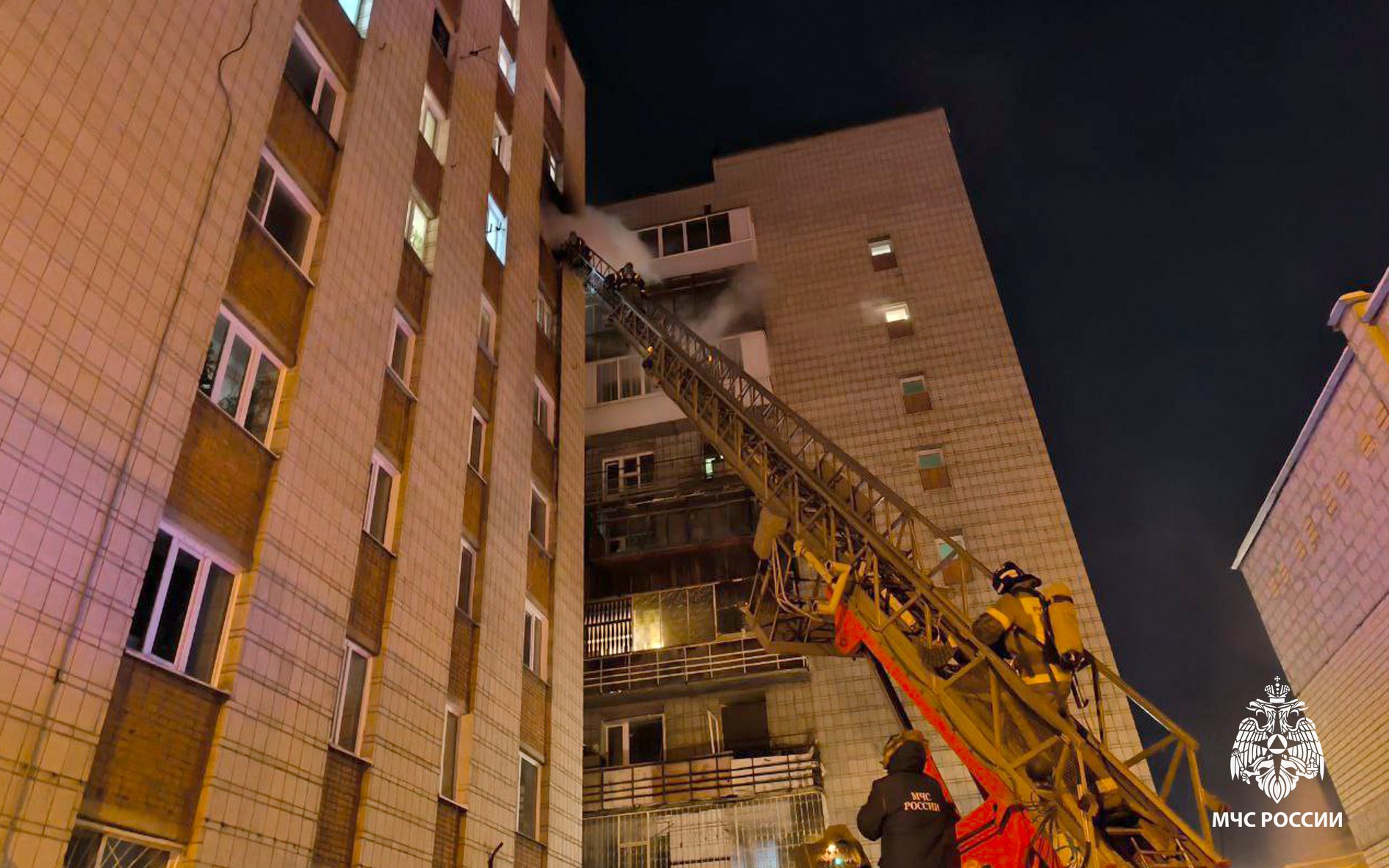 Томские огнеборцы МЧС России спасли 27 человек на пожаре в Томске