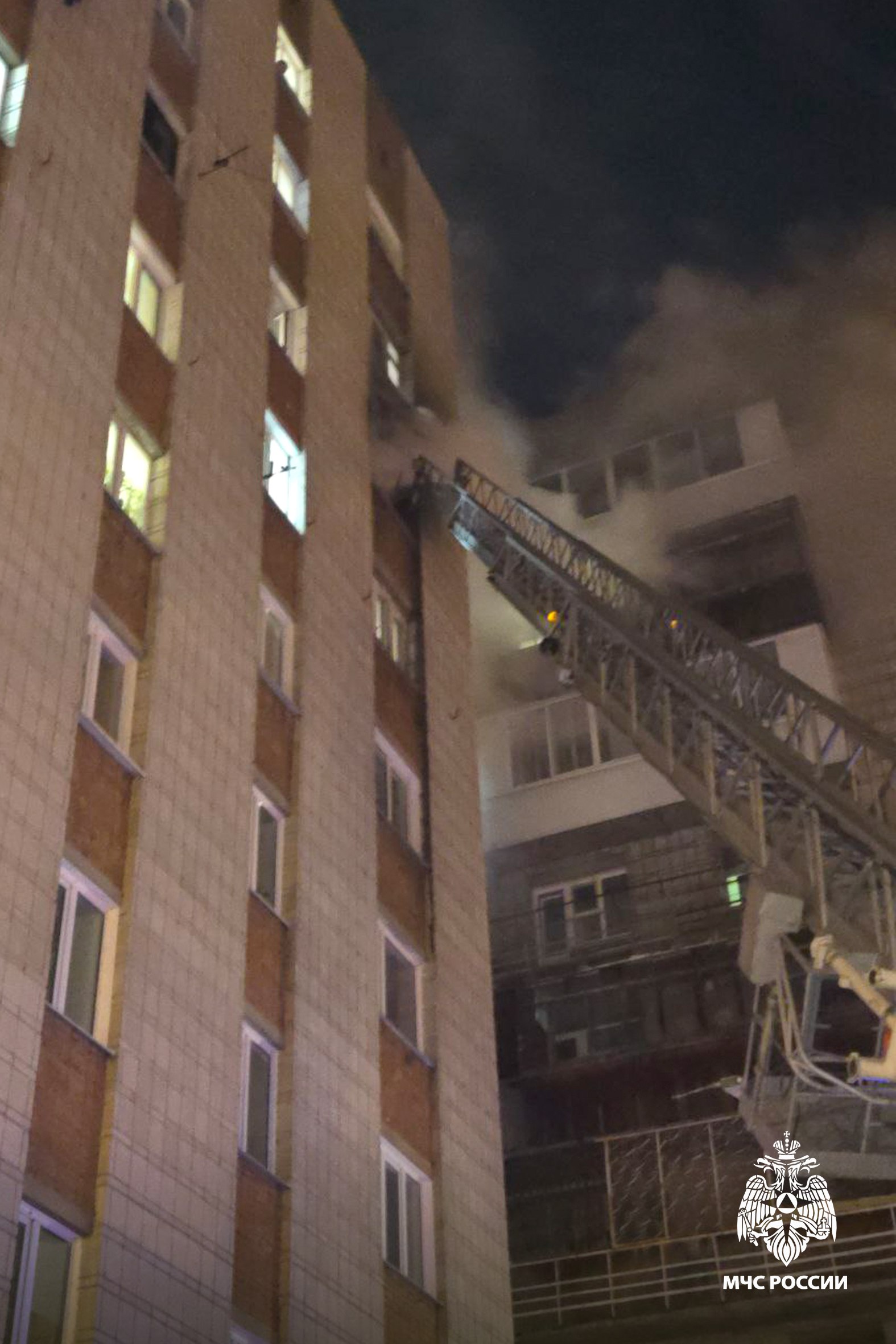 Томские огнеборцы МЧС России спасли 27 человек на пожаре в Томске Томские огнеборцы МЧС России спасли 27 человек на пожаре в Томске