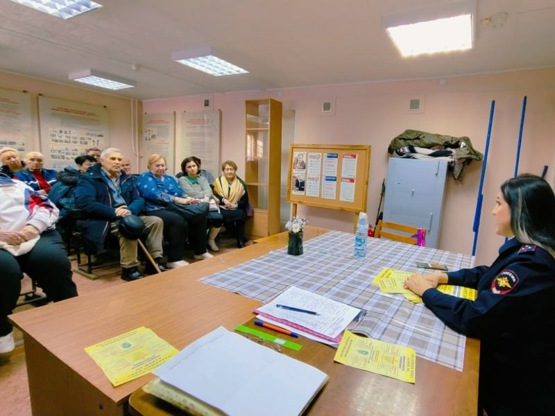 Полицейские продолжают проводить масштабный комплекс бесед по профилактике дистанционного мошенничества Полицейские продолжают проводить масштабный комплекс бесед по профилактике дистанционного мошенничества