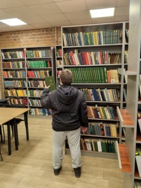 Накануне, полицейские организовали выездное мероприятие в муниципальную библиотеку «Истоки» для несовершеннолетнего, содержащегося в ЦВСНП УМВД России по Томской области