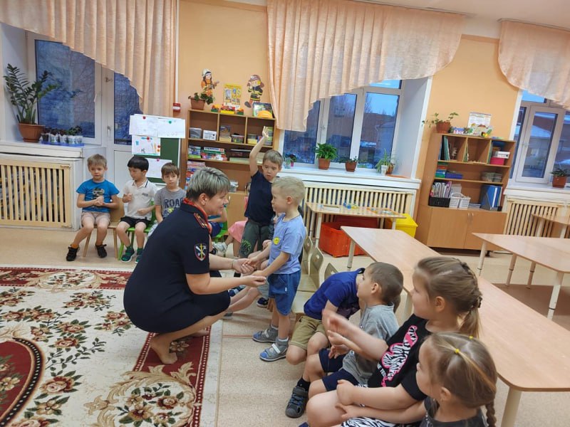 На севере Томской области в городе Стрежевом полицейские проводят профилактические мероприятия в рамках Дня правовой помощи детям