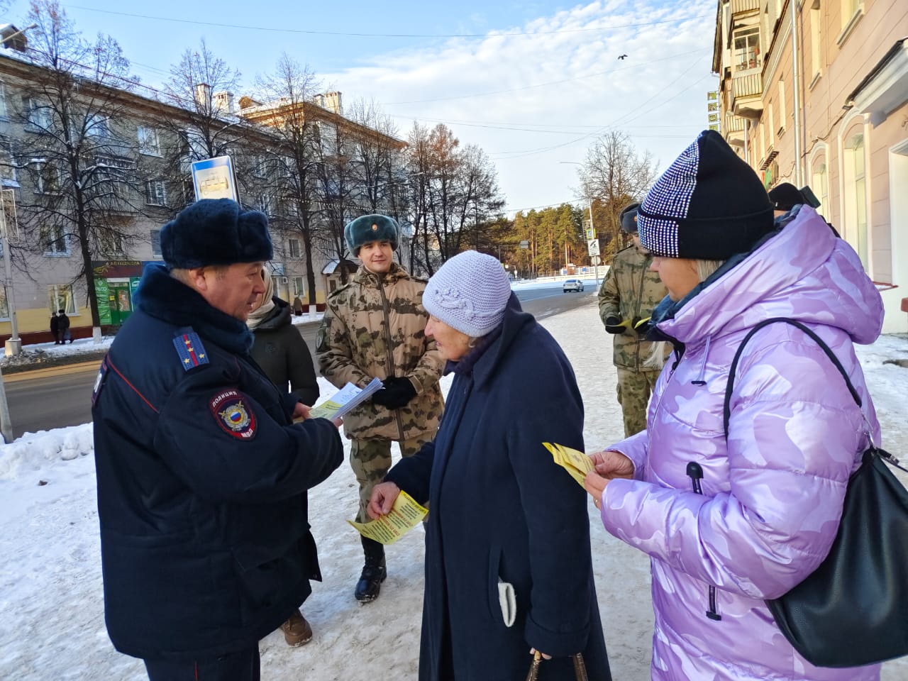 В Северске сотрудники полиции совместно с военнослужащими провели масштабное мероприятие по профилактике дистанционных мошенничеств В Северске сотрудники полиции совместно с военнослужащими провели масштабное мероприятие по профилактике дистанционных мошенничеств
