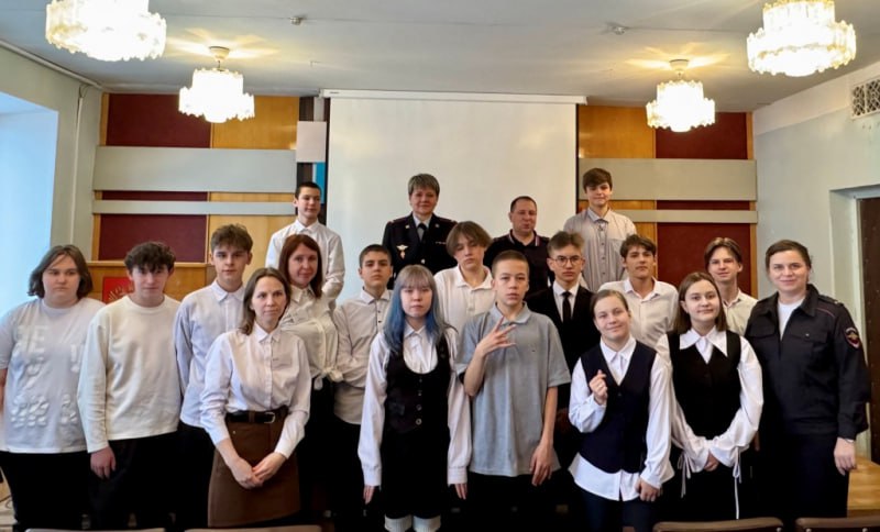 Сотрудники полиции МО МВД России «Стрежевской» совместно с членами общественного совета и Кадровым центром города Стрежевого провели познавательную экскурсию в отделе полиции для учащихся 8 класса МОУ «СОШ № 3»