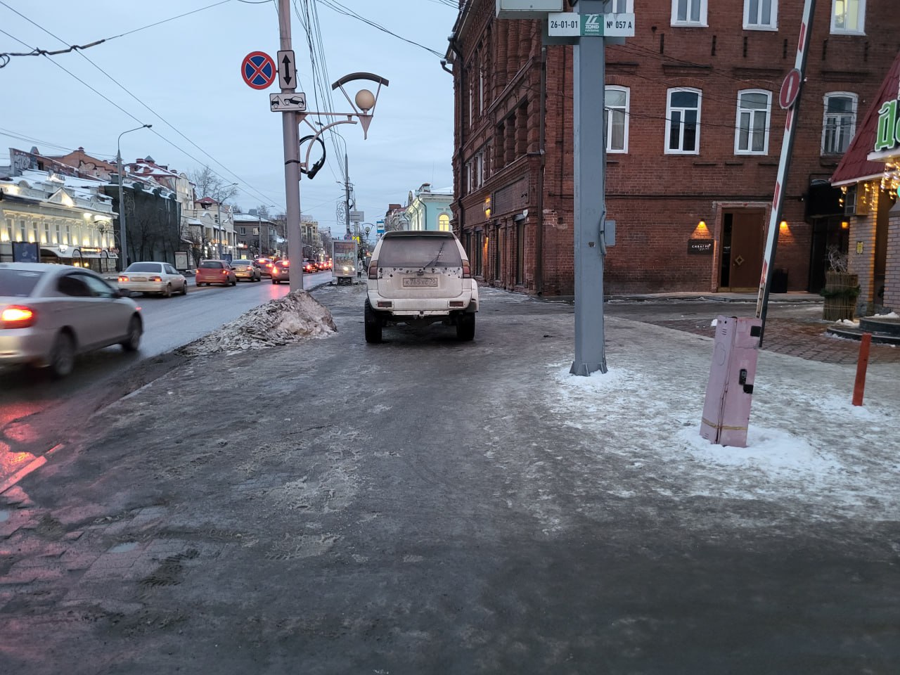 Мастера томской парковки: перекрытая «зебра» или трюкачи на тротуарах Мастера томской парковки: перекрытая «зебра» или трюкачи на тротуарах