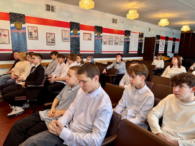 Сотрудники полиции МО МВД России «Стрежевской» совместно с членами общественного совета и Кадровым центром города Стрежевого провели познавательную экскурсию в отделе полиции для учащихся 8 класса МОУ «СОШ № 3» Сотрудники полиции МО МВД России «Стрежевской» совместно с членами общественного совета и Кадровым центром города Стрежевого провели познавательную экскурсию в отделе полиции для учащихся 8 класса МОУ «СОШ № 3»