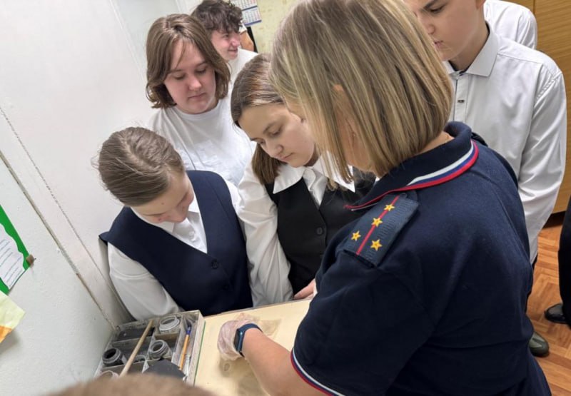 Сотрудники полиции МО МВД России «Стрежевской» совместно с членами общественного совета и Кадровым центром города Стрежевого провели познавательную экскурсию в отделе полиции для учащихся 8 класса МОУ «СОШ № 3» Сотрудники полиции МО МВД России «Стрежевской» совместно с членами общественного совета и Кадровым центром города Стрежевого провели познавательную экскурсию в отделе полиции для учащихся 8 класса МОУ «СОШ № 3»