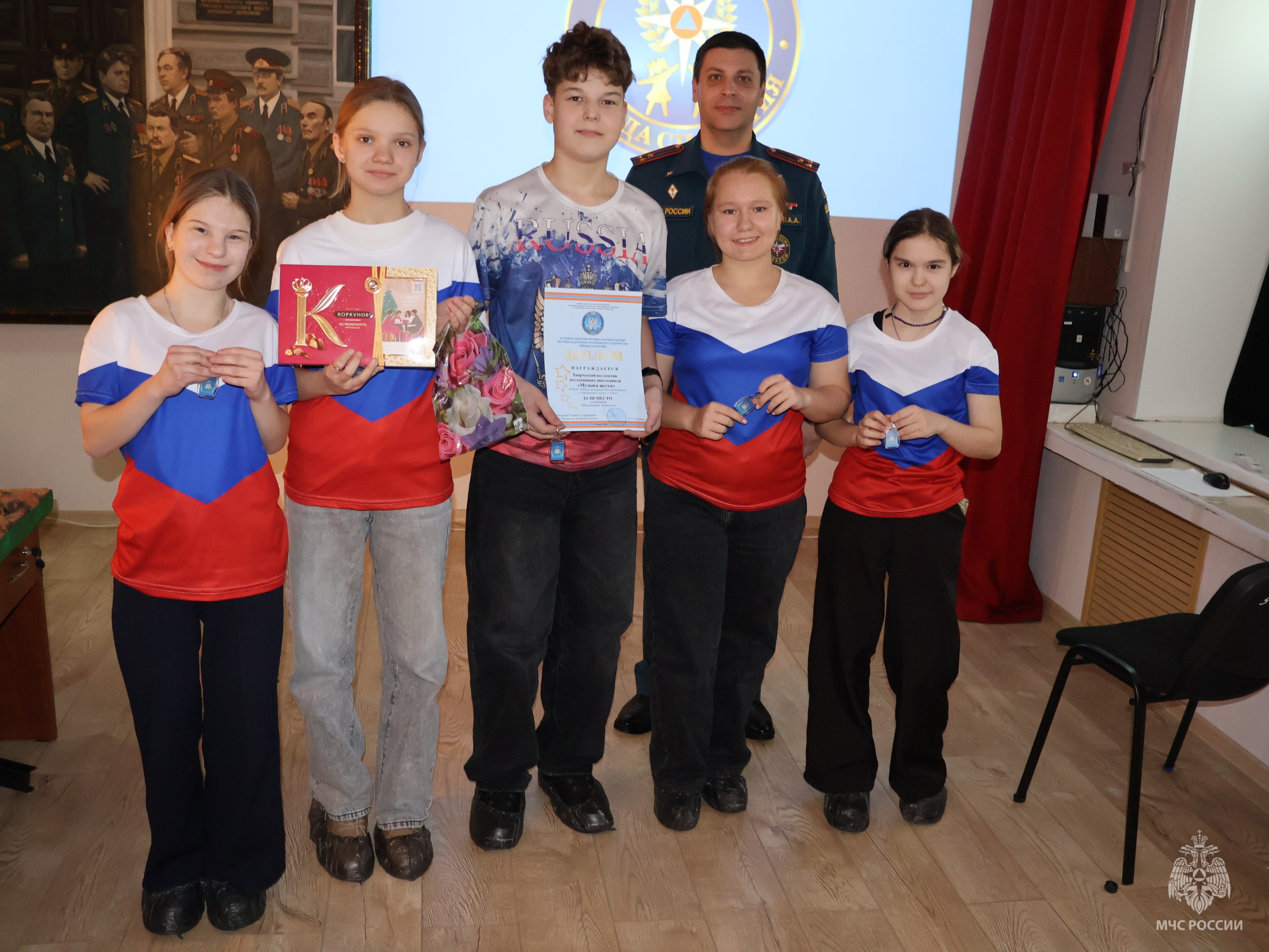 В Главном управлении МЧС России по Томской области состоялось торжественное награждение победителей I этапа IX Всероссийского героико-патриотического фестиваля детского и юношеского творчества «Звезда спасения» В Главном управлении МЧС России по Томской области состоялось торжественное награждение победителей I этапа IX Всероссийского героико-патриотического фестиваля детского и юношеского творчества «Звезда спасения»