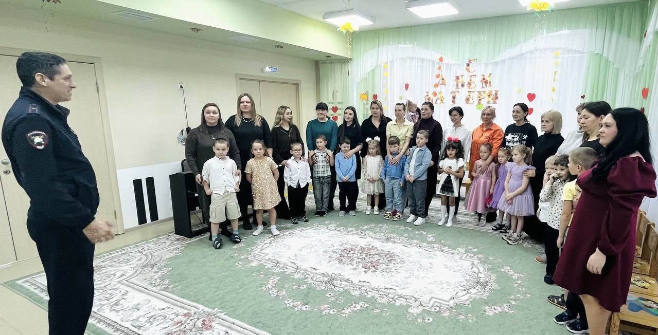 В Зырянском районе сотрудники Госавтоинспекции и воспитанники детского сада поздравили мам-водителей с наступающим праздником Днём матери В Зырянском районе сотрудники Госавтоинспекции и воспитанники детского сада поздравили мам-водителей с наступающим праздником Днём матери