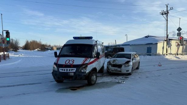 Скорая помощь столкнулась с легковушкой в Стрежевом: есть пострадавшая