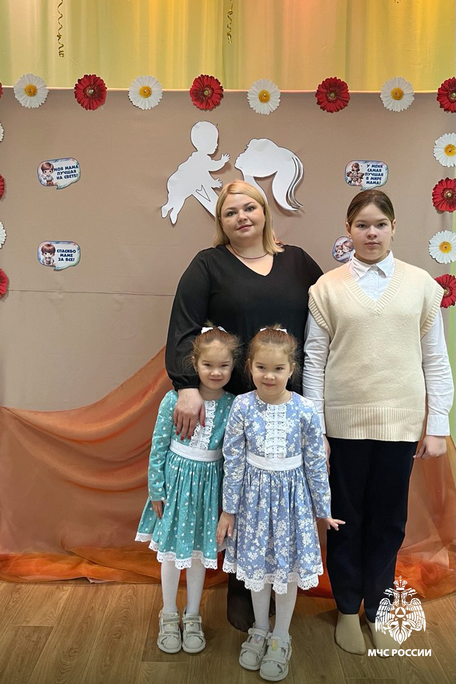 #ЛицаМЧС. Три дочери и тысячи обращений: Наталья Голещихина о своей жизни В преддверии Дня матери мы хотим рассказать о Наталье Голещихиной, начальнике отделения по работе с обращениями граждан Главного управления МЧС России... #ЛицаМЧС. Три дочери и тысячи обращений: Наталья Голещихина о своей жизни В преддверии Дня матери мы хотим рассказать о Наталье Голещихиной, начальнике отделения по работе с обращениями граждан Главного управления МЧС России...