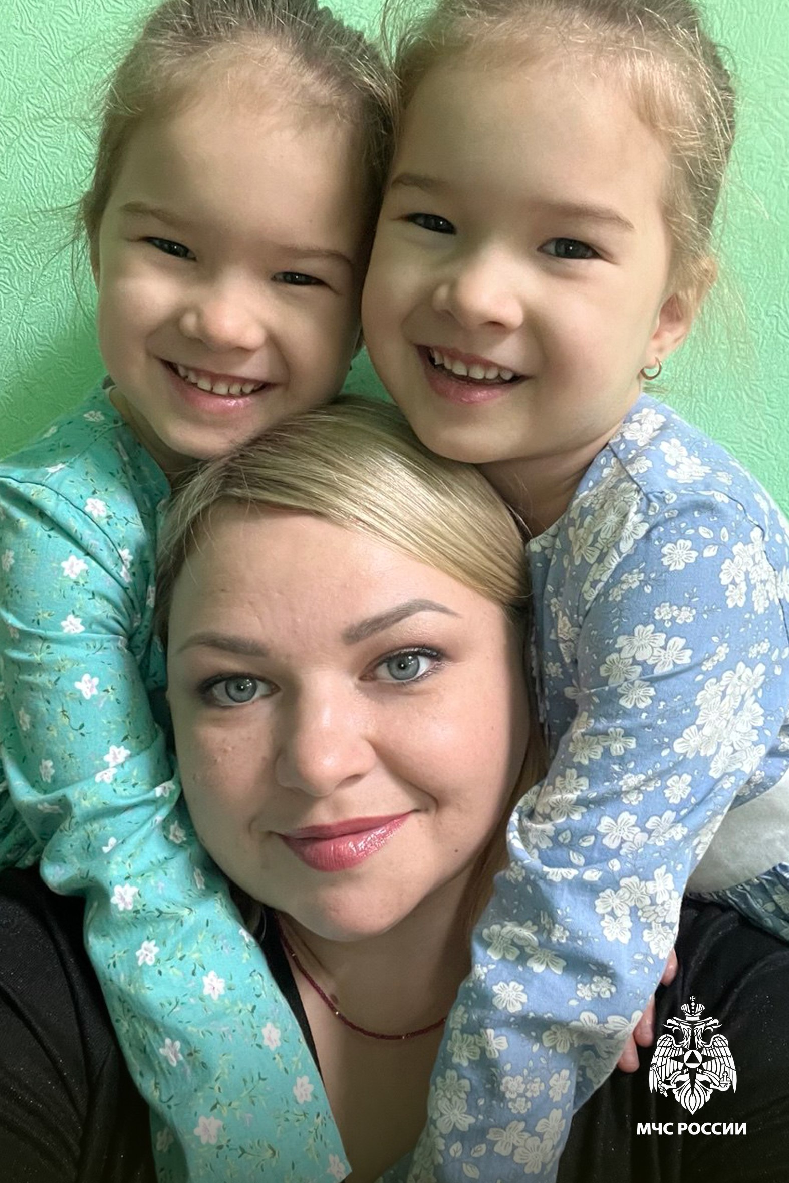 #ЛицаМЧС. Три дочери и тысячи обращений: Наталья Голещихина о своей жизни В преддверии Дня матери мы хотим рассказать о Наталье Голещихиной, начальнике отделения по работе с обращениями граждан Главного управления МЧС России... #ЛицаМЧС. Три дочери и тысячи обращений: Наталья Голещихина о своей жизни В преддверии Дня матери мы хотим рассказать о Наталье Голещихиной, начальнике отделения по работе с обращениями граждан Главного управления МЧС России...