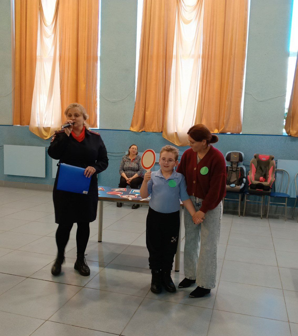 В преддверии Дня Матери в Кожевниковском районе сотрудники полиции провели мероприятие «С мамой вместе мы играем – ПДД не забываем» В преддверии Дня Матери в Кожевниковском районе сотрудники полиции провели мероприятие «С мамой вместе мы играем – ПДД не забываем»