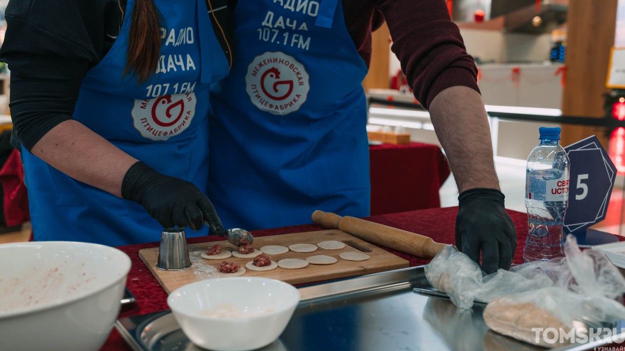 В Томске выбрали лучших мастеров по лепке пельменей В Томске выбрали лучших мастеров по лепке пельменей