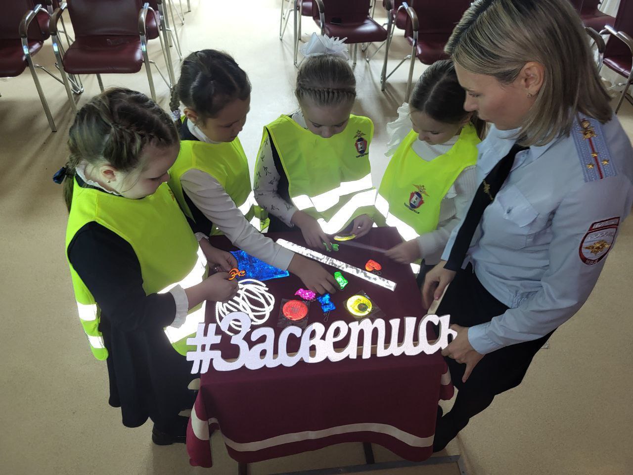 В Томской области продолжается вручение световозвращающих элементов юным пешеходам В Томской области продолжается вручение световозвращающих элементов юным пешеходам