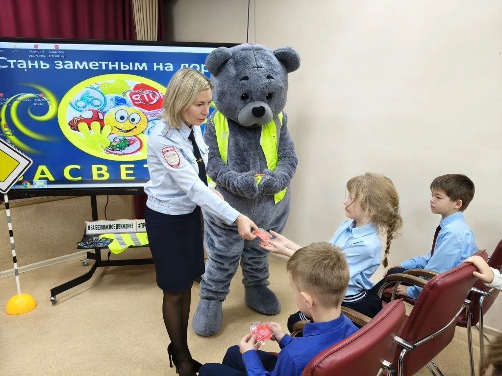 В Томской области продолжается вручение световозвращающих элементов юным пешеходам В Томской области продолжается вручение световозвращающих элементов юным пешеходам