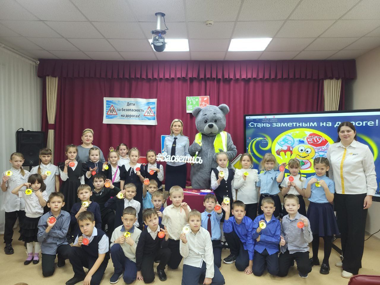 В Томской области продолжается вручение световозвращающих элементов юным пешеходам В Томской области продолжается вручение световозвращающих элементов юным пешеходам